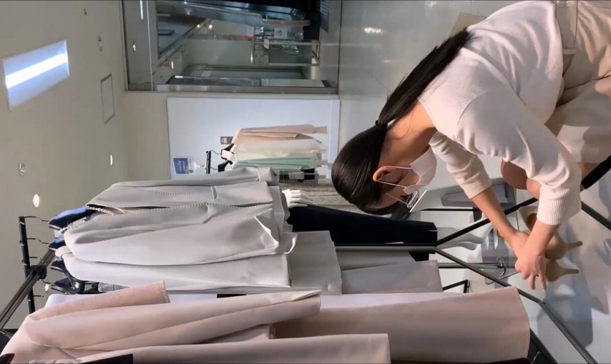 美女导购被偷拍，奶头清晰可见
