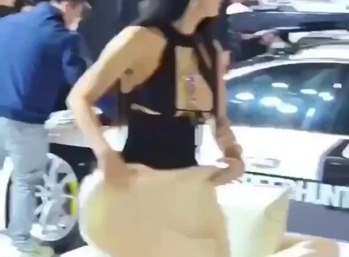 女车模的胸真大呀！👅爱不释手呀…… 每日抖音直播主播闪现走光露点！