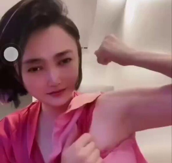 真的是一位小可爱呀…… 好喜欢的小宝贝呀(*￣3￣)╭♡ 好的肌肉和乳房…… 每日抖音直播主播闪现走光露点！