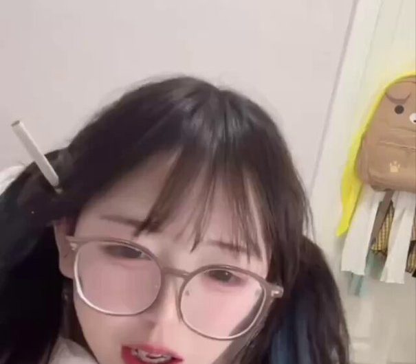 这么可爱的妹妹！竟然吃喝嫖赌都会…… 揉奶娇喘，喜不喜欢呢？ 每日抖音直播主播闪现走光露点！