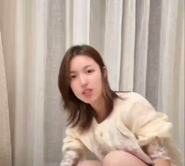 有什么好看的呢？要看就看我的奶奶呗…… 每日抖音直播主播闪现走光露点！