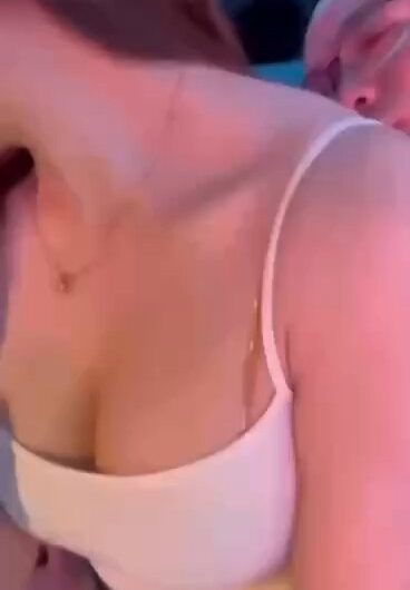 大哥别睡了 老婆都被人摸了