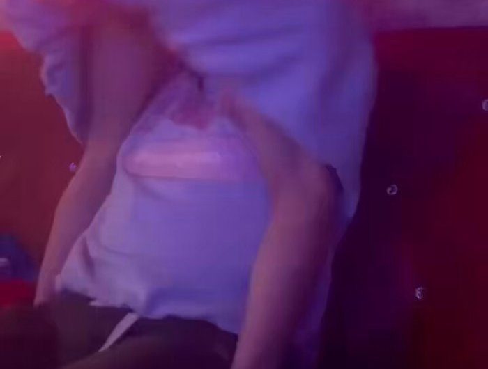 逼奶怼脸 小伙子顶不住了