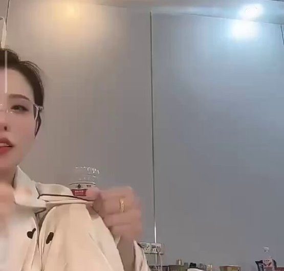 眼镜妹姐姐又骚又大，哥哥喜欢吗？爱你哟……，么么哒 每日抖音直播主播闪现走光露点！