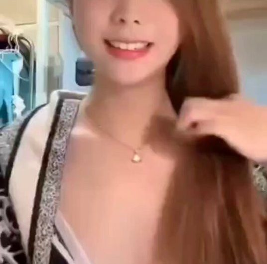 直播不小心漏出来了，还嘿咦么