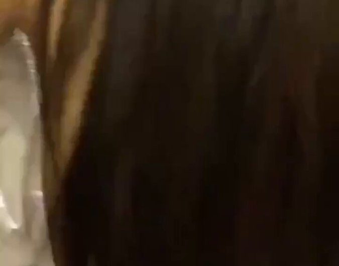 好不容易才把妹子哄进洗手间来一炮，居然被人发现了…