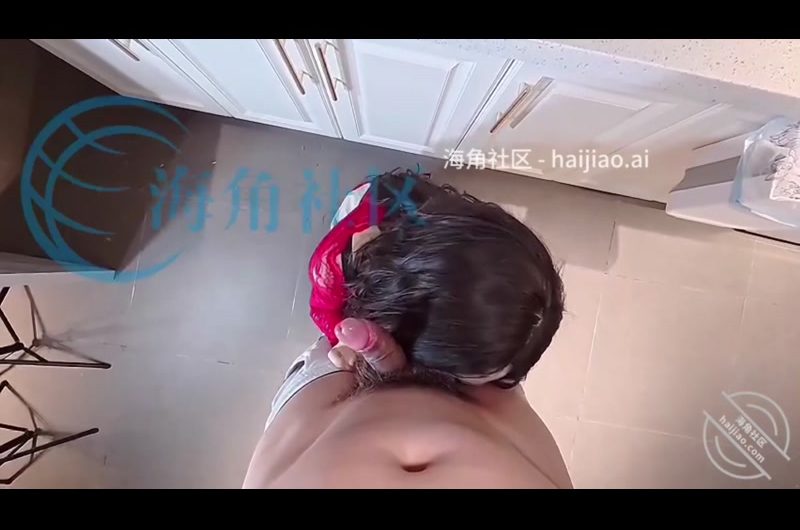 边做饭边穿高跟鞋给你足交的丈母娘，同时刺激你的味欲和性欲！“妈，你想不想吃肉呀？来吃一口我肉棒好不好？妈。”丈母娘猛的推开我“我做饭呢！你要干嘛！等会你老婆就回…