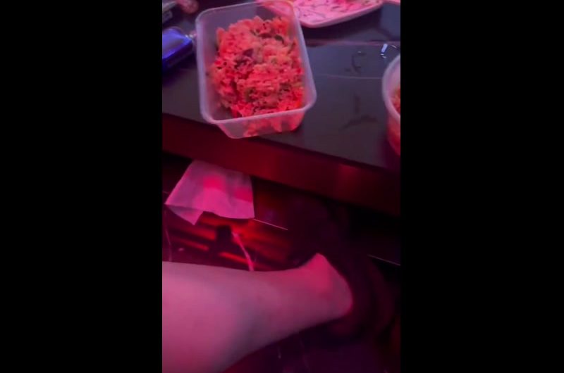 摸着奶子点外卖不亚于骑自行车上酒吧