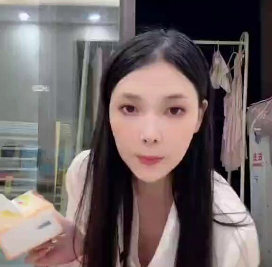 主播的小粉头漏点了！ 看我揉奶，留言：揉奶 每日抖音直播主播闪现走光露点！