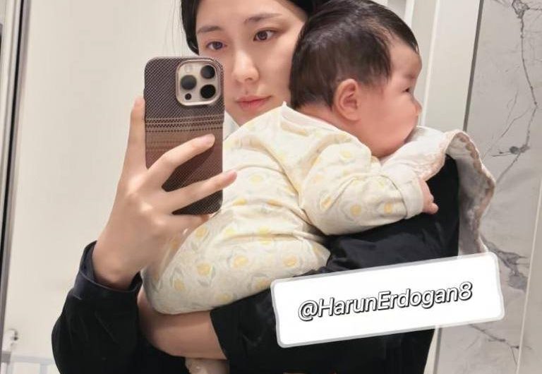 RT : 都说带娃的宝妈最有母性光辉，但其实也是个普通有欲望的女人罢了… 不要问我为什么喂奶的时候脱掉了裤子，答案你们懂的…