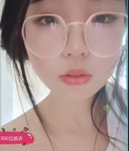 抖音清纯女主播 走光漏点