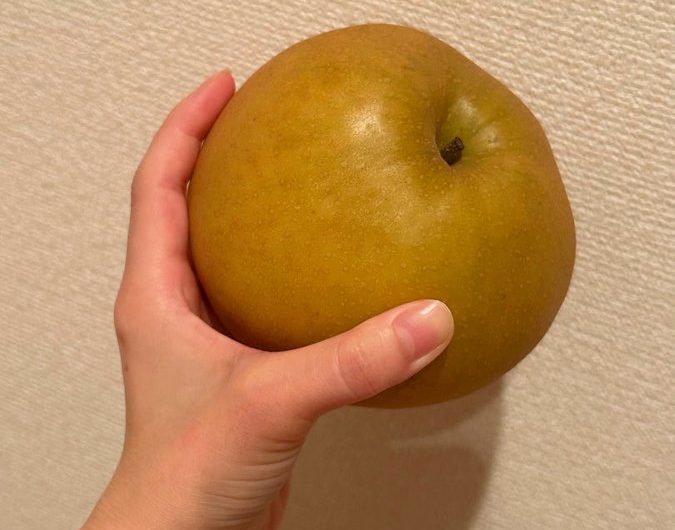 東京は曇っててデカい月🌕が見えないから、デカい梨食べる🍐