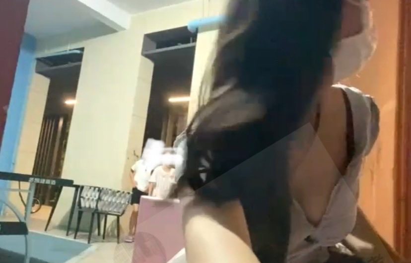 RT : 小区大厅露奶被发现啦 还是一群小朋友 不知道她们回去会不会告诉家长哦🥵🥵 📩
