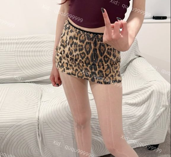 别再催我拍新作品了(ꐦÒ‸Ó)趣趣来姨妈了🤬🤬🤬 放两张图勾引一下炫压抑的群体，不会真有人看着什么都没漏的图片泄出来吧？