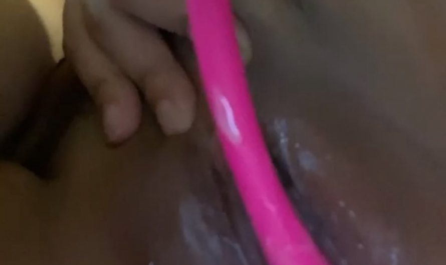 RT : 绝对是最疯狂的一次了 当时看到梯口有人出来了 但是小🐶在高潮的路上 不管了 直接疯狂用玩具抽插穴穴