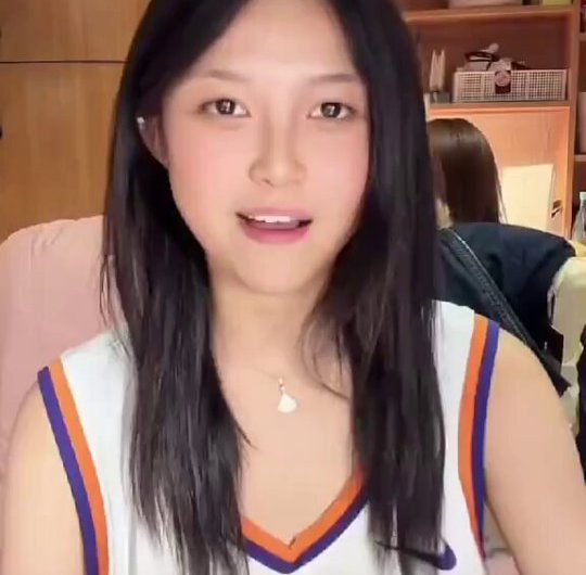 真空穿着篮球衣，忑太容易露点了吧！ 每日抖音直播主播闪现走光露点！