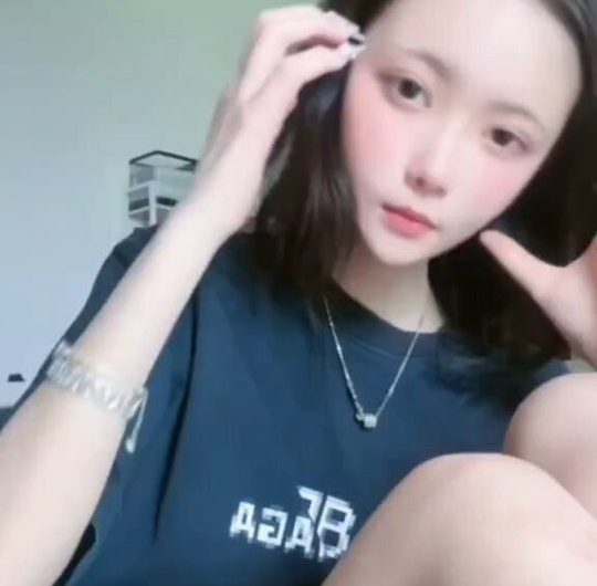 透明蕾丝内裤哦！好看吗？ 祝大家中秋节快乐！ 每日抖音直播主播闪现走光露点！