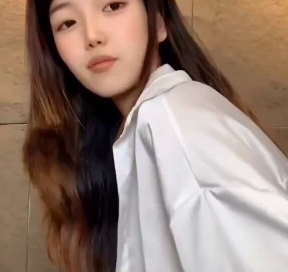 哇塞🤩，妹子裸体上厕所，长得真漂亮呀！😘🇨🇳 庆祝中国国庆节，向粉丝送露点福利。 每日抖音直播主播闪现走光露点！