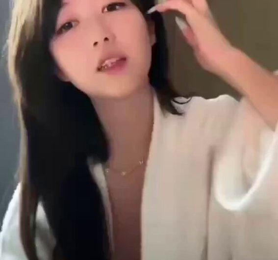 今天是2025年10月1日。今天是我们中国国庆节。今天可以有很多福利哦。😘🇨🇳 留言可获得福利视频。 每日抖音直播主播闪现走光露点！