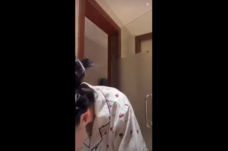 先见其乃后看其脸。