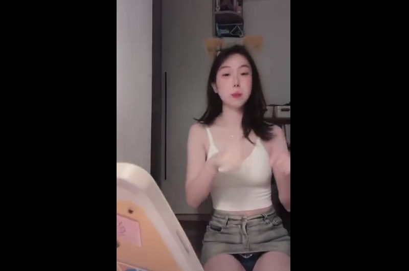 姐姐没把大家当外人啊，牛仔短裙不错。