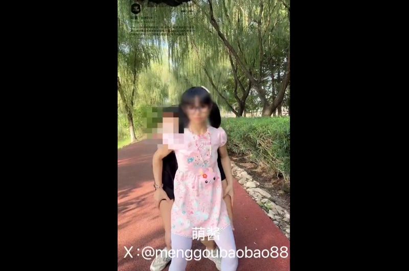 又被爸爸抱着把尿了嘻嘻˶•ᴗ•˶
