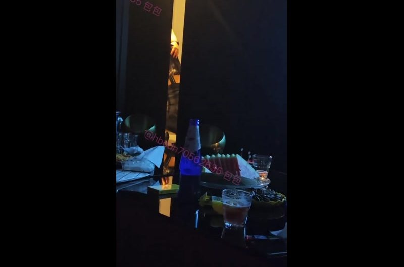 老公的绿帽视角，唱着歌来感觉了，厕所里玩一下，结果被两根鸡巴前后夹击了。