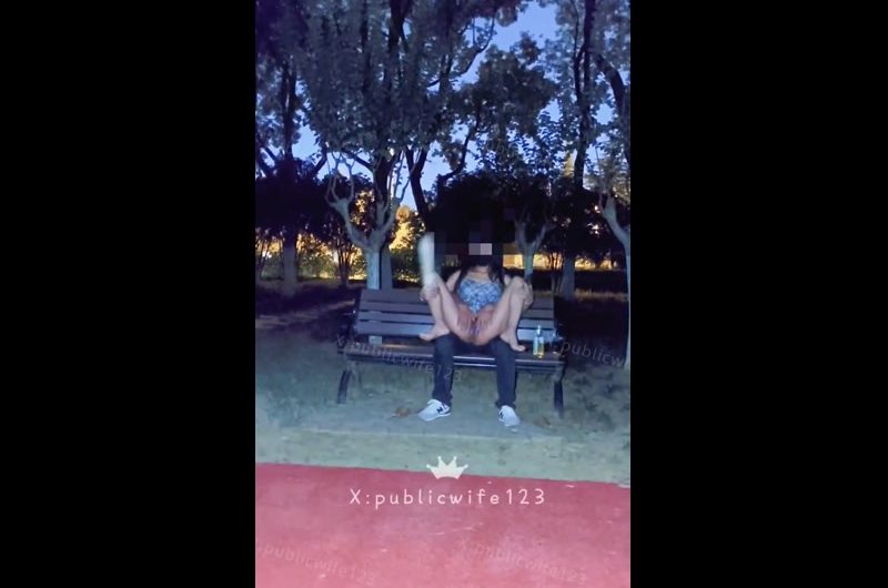 RT : 被大叔抱在长椅，M字玩穴。 两个路过的行人，过来扣穴