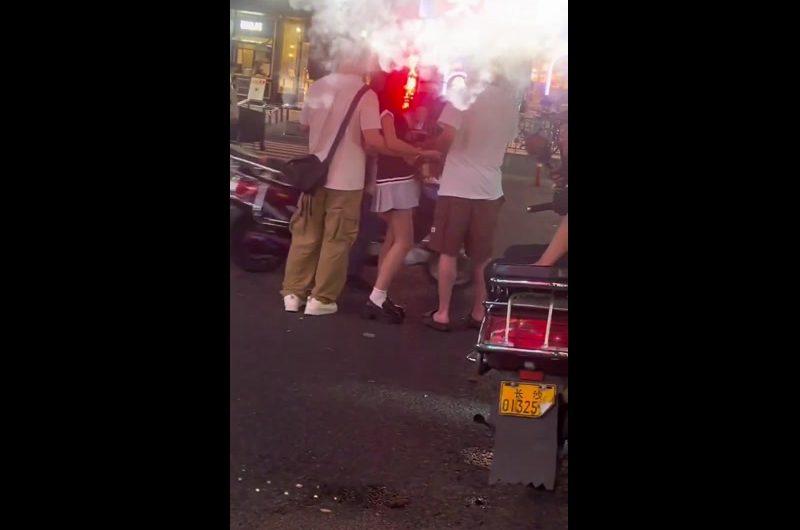 挎包小哥舔狗无疑，要不是他缠着，人家早就脱光躺床上