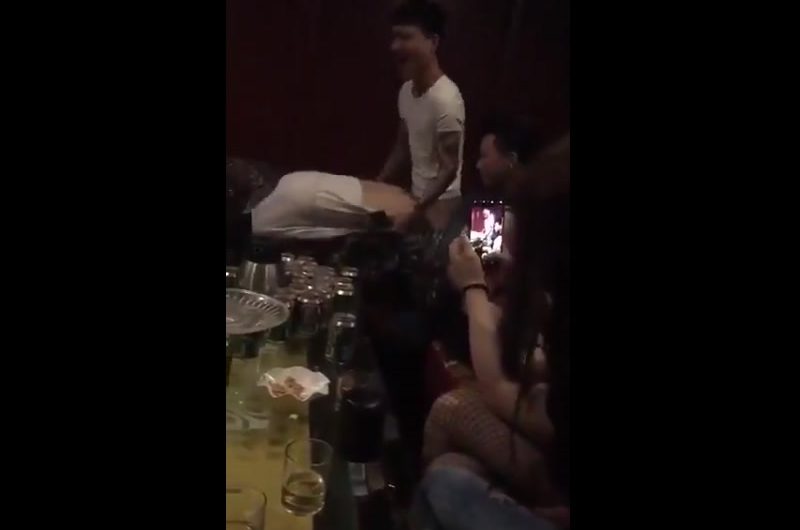 小情侣喝醉了给弟兄们展示一下什么叫电动小马达