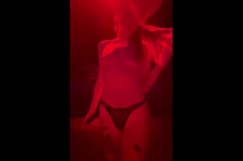 俄罗斯海参崴全裸场，赤身挑逗，身材不错，就是胸太小