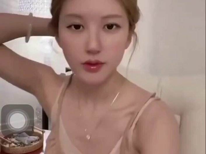 中国女明星赵露思直播走光露奶！