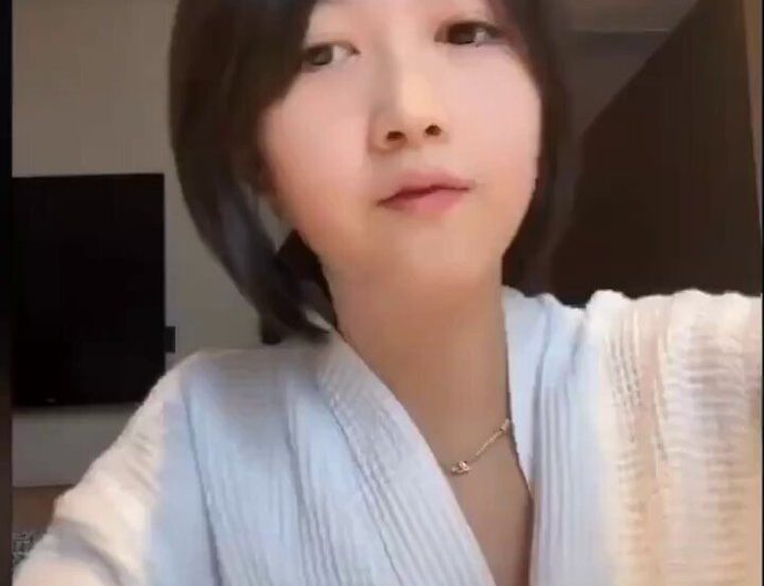 好可爱的小姑娘啊！真的很喜欢呢…… 每日抖音直播主播闪现走光露点！