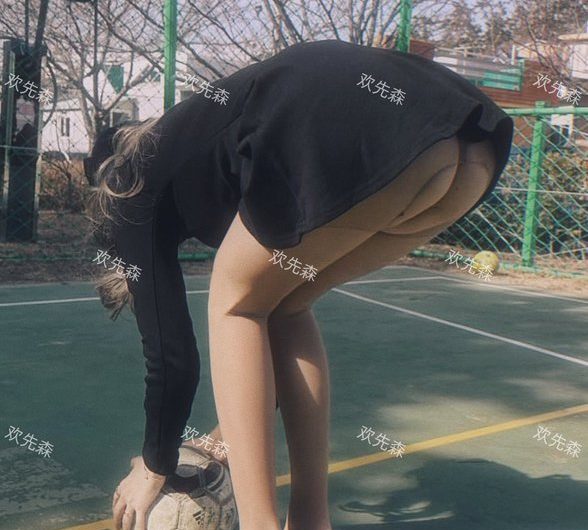 在篮球场里玩足球 还露着个屁股 真是各种不正经哦