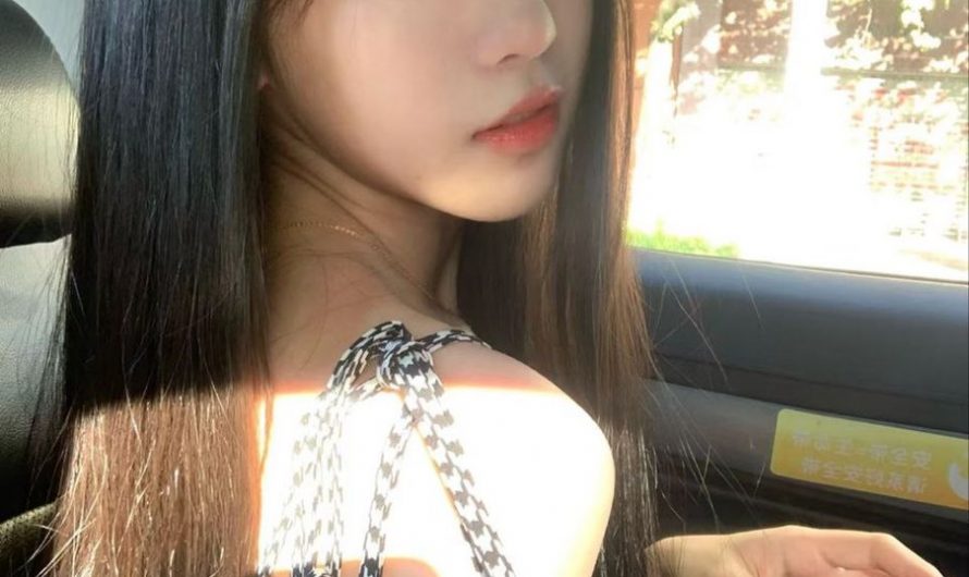 高中的爹打完球，渾身汗味就來玩弄身下的騷狗。 汗臭的籃球襪讓騷狗腦子發懵，被踩頭、粗口羞辱卻更興奮。 跪著表演擼管，爹的口水獎勵讓狗屌硬挺。…