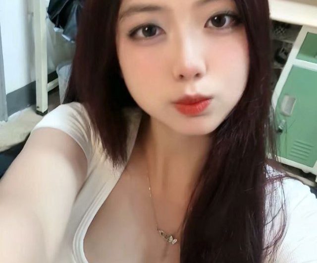 寶貝，如此誘人的邀約，實在難以抉擇。 不如先輕吻那嬌挺奶子，再沿著曲線緩緩下移，細細舔弄你那濕潤小穴。 感受你的每一寸顫動，品味你的甜美。