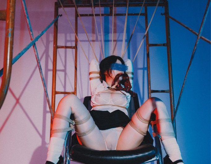 RT : “她看起来好像很好吃” rigger： model： photographer：