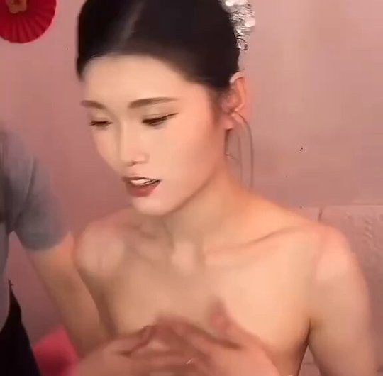 这是在做什么呢？新娘好漂亮啊…… 每日抖音直播主播闪现走光露点！