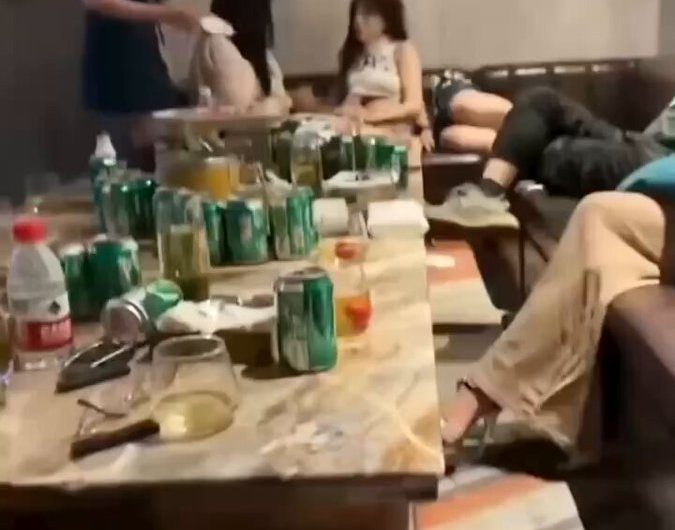 醉归醉，该摸的奶还是要摸的，不然小费就白给了
