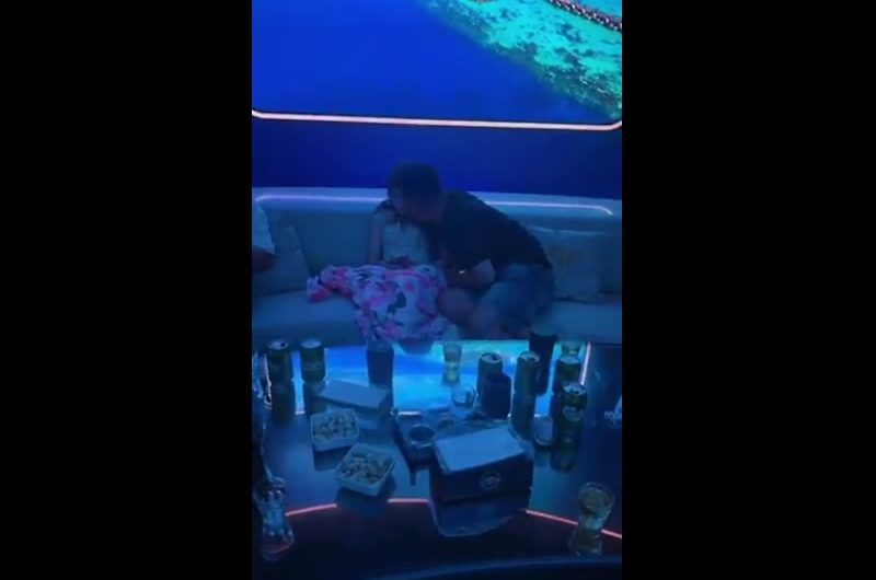 老哥亲一嘴腻子粉