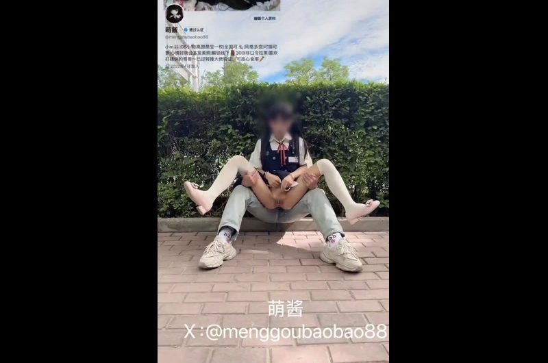 在绿化带后面被爸爸把尿嘟乖女兒酱:P