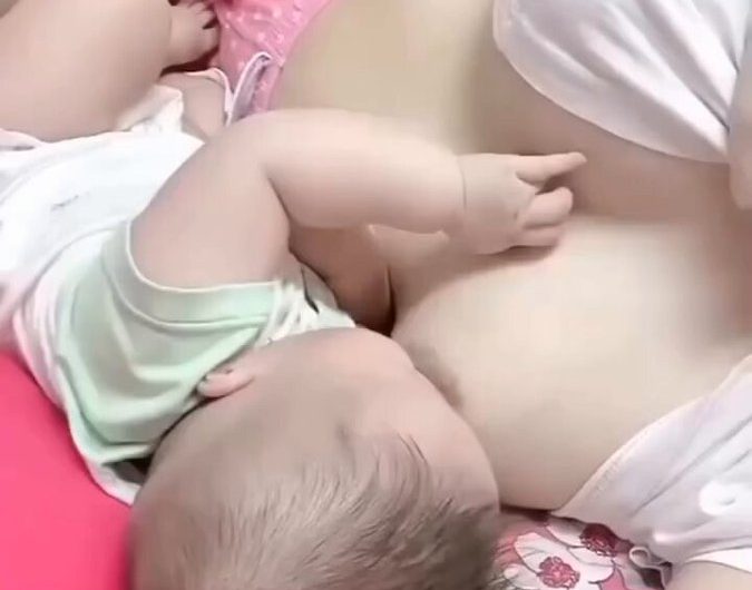 【辣妈哺乳】 更多完整版套图请查看主页置顶信息