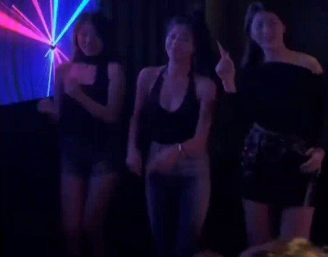 😂这玩意要是能喝酒🍺我以后就不去商K了，直接按年订阅 有咩同城的伙伴组队刷副本的~可以滴滴我