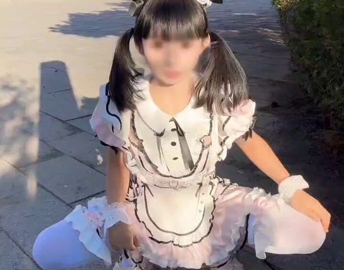 小狗日记：周末景区门口超级多人 背对着他们嘘嘘 感觉被看到了 好刺激吖！！（在天津盘山 景色超好！