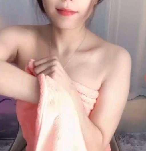 快手成熟御姐直播 性感走光露乳晕