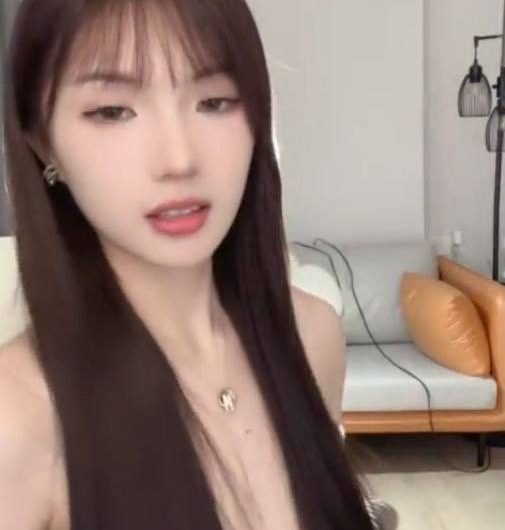 抖音高颜值模特直播 闪现漏奶头 奶子粉嫩