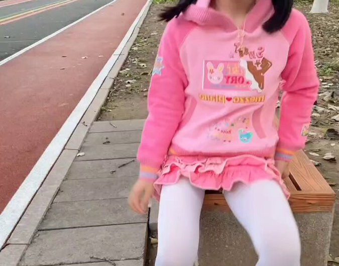 小狗日记：在人来人往的马路上标记了一下地点 ˙ᗜ˙