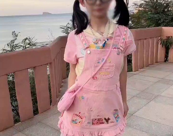 反差小萝莉在海边嘘嘘 差点就被路人发现了