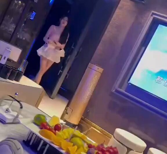 北京商k，真是个好地方，终于体验到京爷的快乐了，身材颜值真的顶呀，喝点小酒直接开干都行，太奔放了。