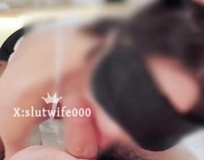 淫妻晨晨3p，被颜射，射的超级多，涂满整个俏脸。老公在后面打飞机。